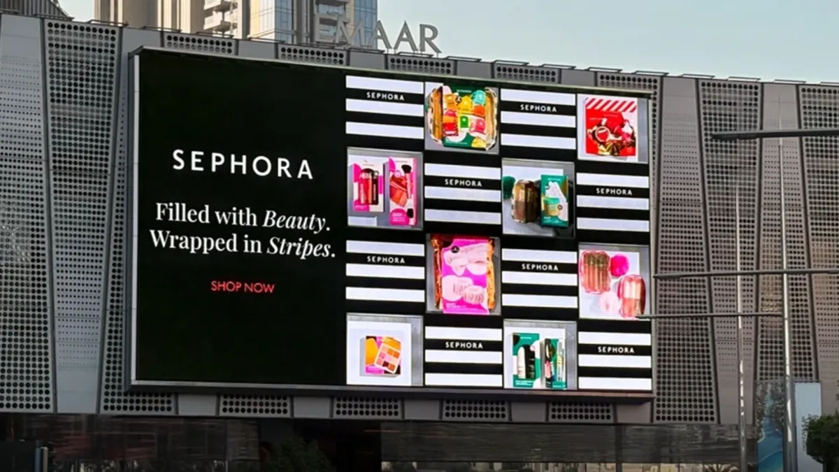 Sephora Wraps UAE in Signature Stripes for a Gifting Focused OOH Takeover