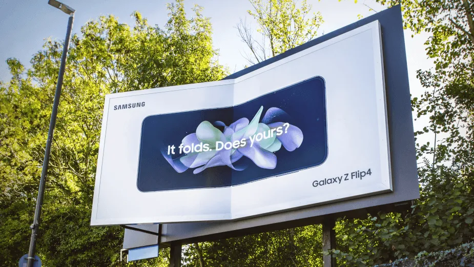 How Outdoor Media Supports E-Commerce Growth