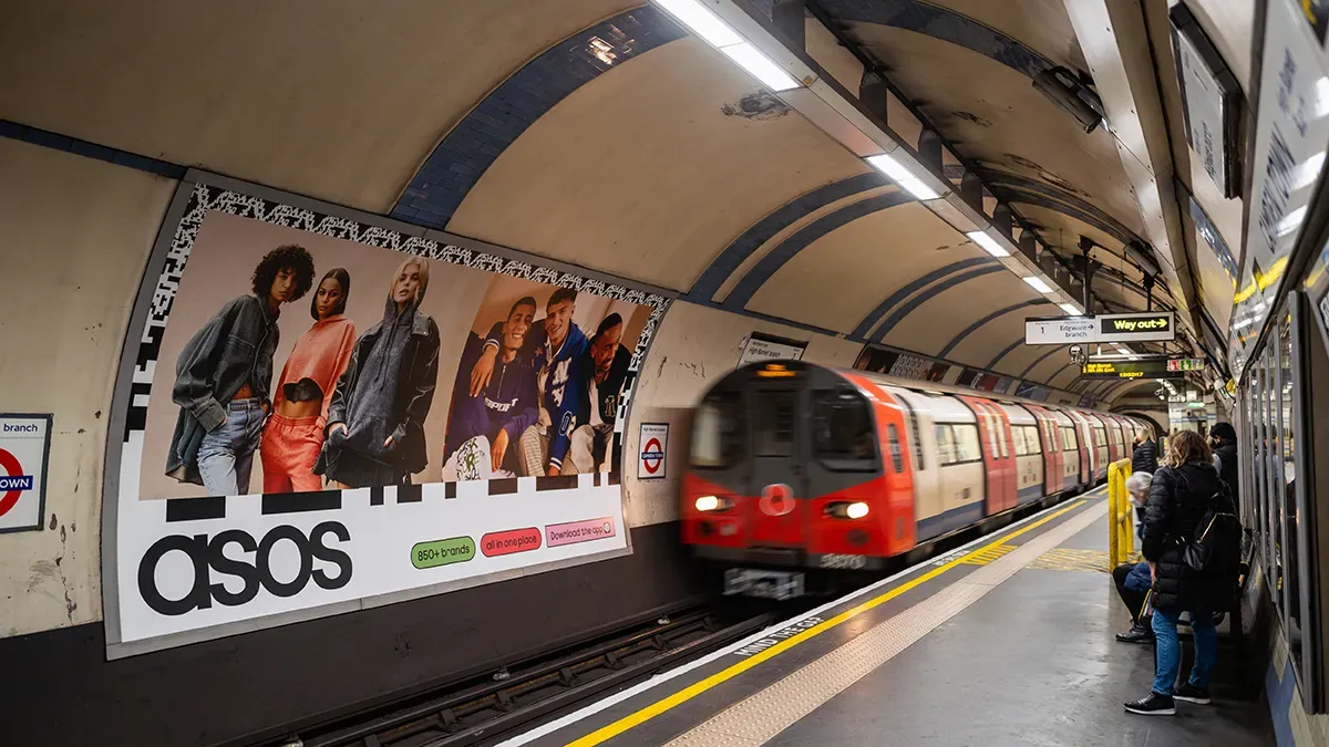 A 48 sheet cross platform poster advert on the tube