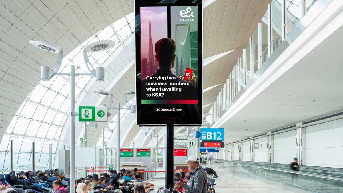 e& pDOOH Campaign in Dubai International Airport - Gulf Airport Advertising